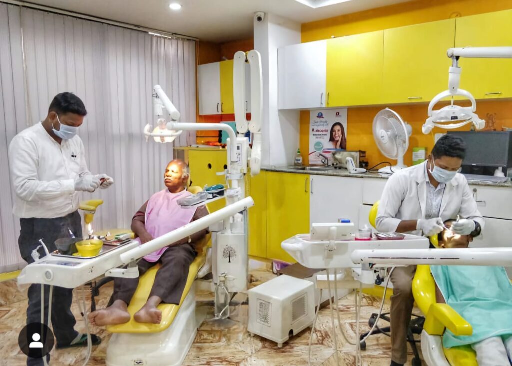 Dentist providing dental care in Banaswadi